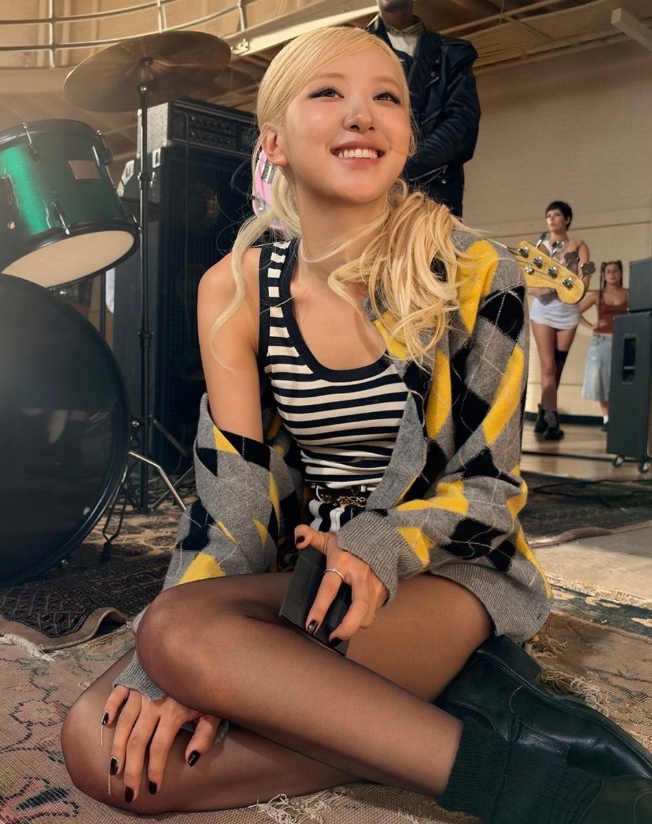 rosespics's tweet photo. that smile 🥹 my babyyy https://t.co/7G1qD1vkQT