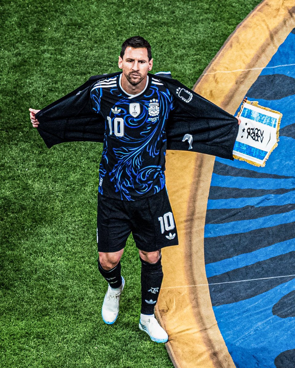 AtaqueFutbolero's tweet photo. ⚠️🇦🇷 Los PRECIOS DE LAS ENTRADAS para la DESPEDIDA DE LIONEL MESSI vs Benín:

💰 General: $90.000 (hasta 10 años: $29.000).
💰 Platea Alta: $180.000 a $320.000.
💰 Platea Media: $320.000 a $480.000.
💰 Platea Baja: $450.000.

¿Qué piensan? ⁉️ https://t.co/qGQYB33RX0