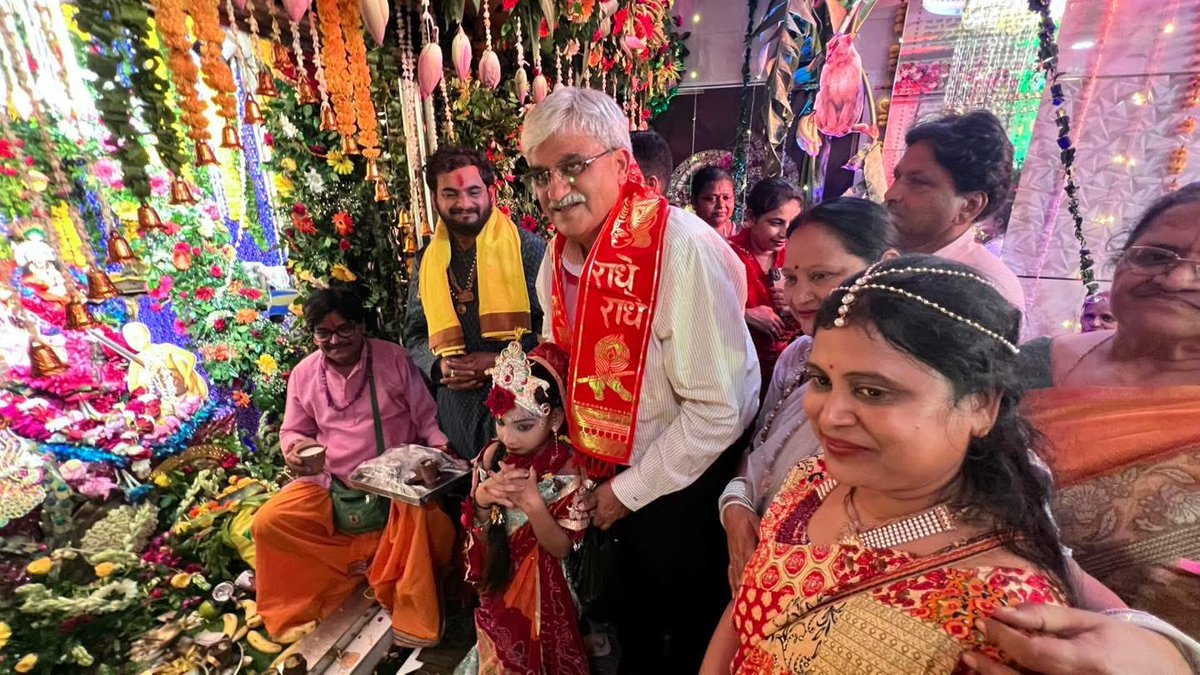 ManishAsija7's tweet photo. राधाष्टमी के पावन पर्व पर स्टेशन रोड स्थित प्राचीन हनुमान मंदिर में आयोजित श्री राधा जन्मोत्सव कार्यक्रम में सम्मिलित होकर राधा रानी जी का आशीर्वाद प्राप्त किया।

राधा रानी जी की कृपा से फिरोजाबाद सहित समस्त ब्रज क्षेत्र में सुख, शांति एवं समृद्धि बनी रहे, यही प्रार्थना है। https://t.co/84pOJ7ieta