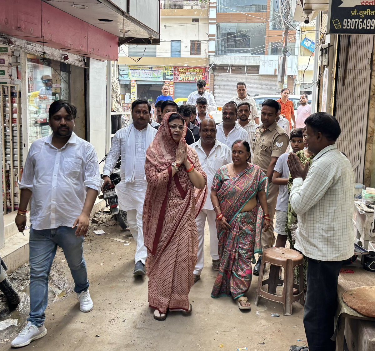 DarshanaSingh76's tweet photo. आज अपने क्षेत्र चन्दौली के विभिन्न स्थानों पर शोकाकुल परिवारों से भेंटकर दिवंगत आत्माओं को श्रद्धांजलि अर्पित की एवं परिजनों से मिलकर अपनी शोक संवेदनाएं व्यक्त कीं।

पण्डित दीनदयाल उपाध्याय नगर के वार्ड संख्या-4, गिघौली निवासी श्री सुरेंद्र कुमार चौहान (वीरू) जी की माताजी के निधन उपरांत उनके आवास पर पहुंचकर शोक संवेदना व्यक्त की। कैलाशपुरी (मुहमुदपुर) में बूथ अध्यक्ष एवं बड़े भाई श्री प्रीतम सिंह जी के निधन उपरांत उनके परिजनों से भेंटकर अपनी संवेदनाएं व्यक्त कीं। रस्तोगी गली में बूथ अध्यक्ष जी के चाचा जी के निधन पर उनके आवास पहुंचकर शोकाकुल परिवार से भेंट की।

दीनदयाल नगर में श्री शिवमूरत प्रसाद गुप्ता जी के छोटे भाई स्वर्गीय श्री शिवगोपाल गुप्ता जी के निधन पर उनके आवास पहुंचकर दिवंगत आत्मा को श्रद्धांजलि अर्पित की तथा परिवारजनों को इस दुःख की घड़ी में धैर्य एवं संबल प्रदान करने की ईश्वर से प्रार्थना की।

इसी क्रम में ग्राम मवई कूड़े स्थित आवास पर श्री गुंजन प्रसाद जी, बी.एल.ओ. के पिताजी के निधन उपरांत उनके परिजनों से भेंटकर अपनी शोक संवेदनाएं व्यक्त कीं।

ईश्वर से प्रार्थना है कि सभी दिवंगत आत्माओं को अपने श्रीचरणों में स्थान प्रदान करें तथा शोक संतप्त परिवारों को इस अपार दुःख को सहन करने की शक्ति एवं संबल प्रदान करें।

ॐ शांति। …1/2