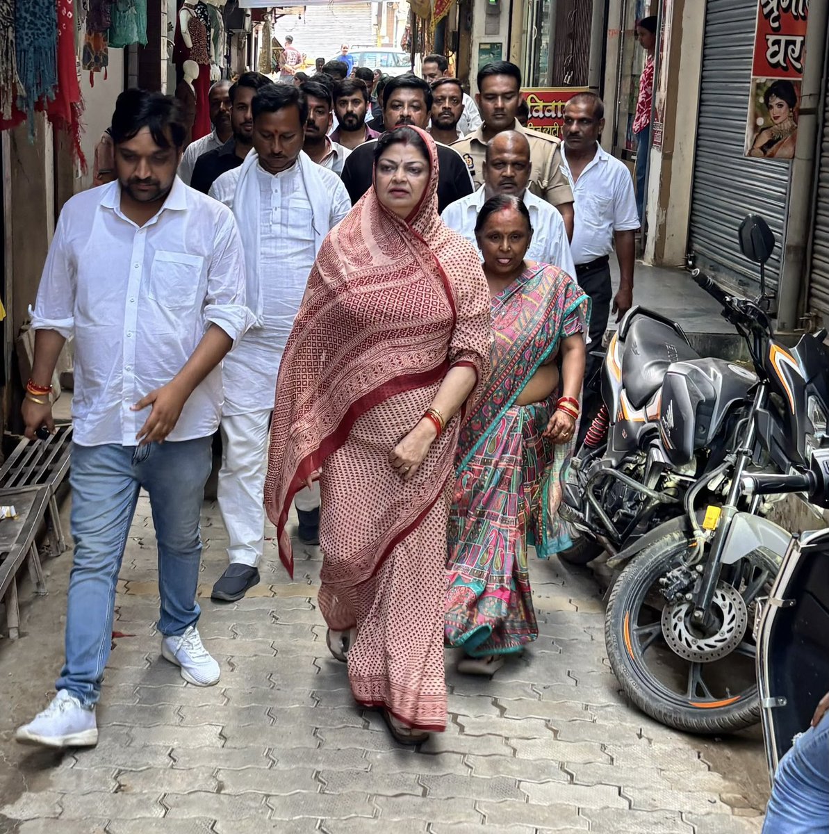DarshanaSingh76's tweet photo. आज अपने क्षेत्र चन्दौली के विभिन्न स्थानों पर शोकाकुल परिवारों से भेंटकर दिवंगत आत्माओं को श्रद्धांजलि अर्पित की एवं परिजनों से मिलकर अपनी शोक संवेदनाएं व्यक्त कीं।

पण्डित दीनदयाल उपाध्याय नगर के वार्ड संख्या-4, गिघौली निवासी श्री सुरेंद्र कुमार चौहान (वीरू) जी की माताजी के निधन उपरांत उनके आवास पर पहुंचकर शोक संवेदना व्यक्त की। कैलाशपुरी (मुहमुदपुर) में बूथ अध्यक्ष एवं बड़े भाई श्री प्रीतम सिंह जी के निधन उपरांत उनके परिजनों से भेंटकर अपनी संवेदनाएं व्यक्त कीं। रस्तोगी गली में बूथ अध्यक्ष जी के चाचा जी के निधन पर उनके आवास पहुंचकर शोकाकुल परिवार से भेंट की।

दीनदयाल नगर में श्री शिवमूरत प्रसाद गुप्ता जी के छोटे भाई स्वर्गीय श्री शिवगोपाल गुप्ता जी के निधन पर उनके आवास पहुंचकर दिवंगत आत्मा को श्रद्धांजलि अर्पित की तथा परिवारजनों को इस दुःख की घड़ी में धैर्य एवं संबल प्रदान करने की ईश्वर से प्रार्थना की।

इसी क्रम में ग्राम मवई कूड़े स्थित आवास पर श्री गुंजन प्रसाद जी, बी.एल.ओ. के पिताजी के निधन उपरांत उनके परिजनों से भेंटकर अपनी शोक संवेदनाएं व्यक्त कीं।

ईश्वर से प्रार्थना है कि सभी दिवंगत आत्माओं को अपने श्रीचरणों में स्थान प्रदान करें तथा शोक संतप्त परिवारों को इस अपार दुःख को सहन करने की शक्ति एवं संबल प्रदान करें।

ॐ शांति। …1/2
