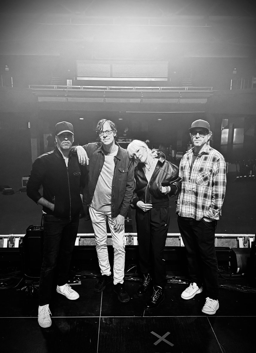 Metric's tweet photo. hello again Berlin 🖤
last show of the all the feelings euro leg tonight and we are feeeeeling them 🌹 https://t.co/u6g1RsHksE