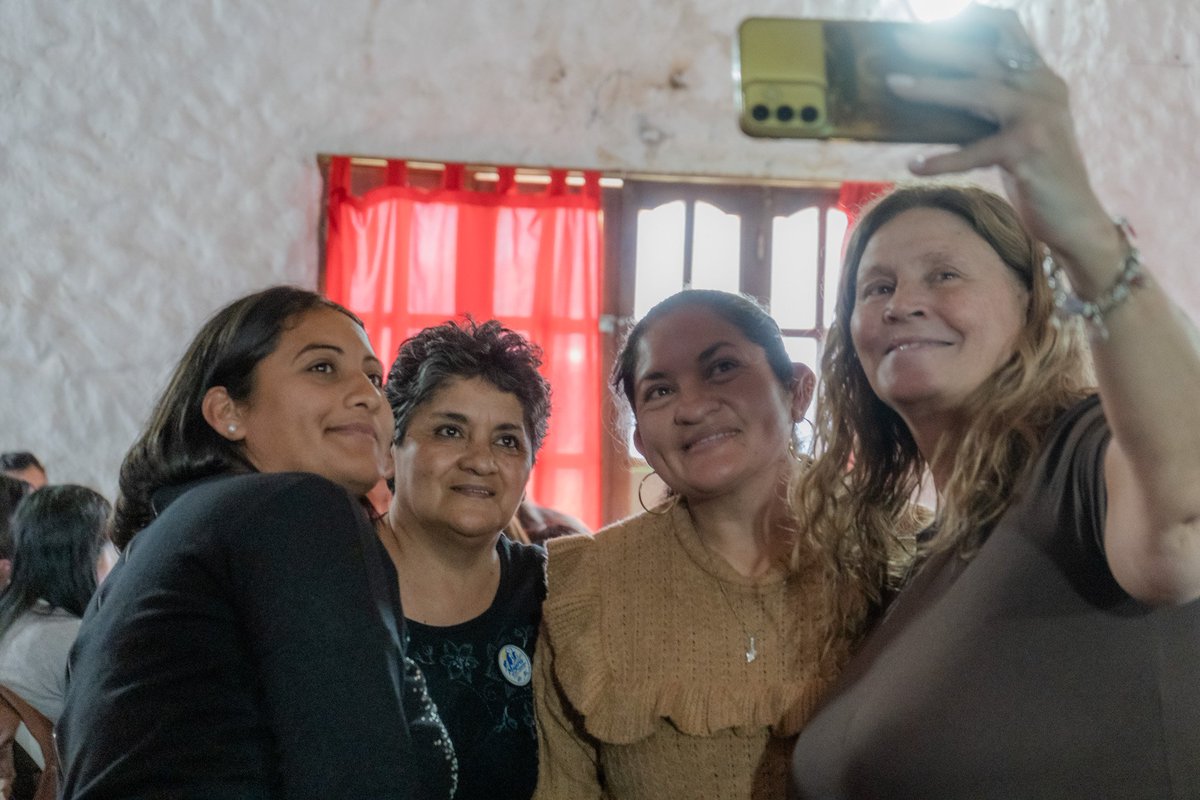 GabyPedrali's tweet photo. Cuando una mujer avanza, avanza toda la comunidad.

Junto a compañeras del Valle del Bermejo nos encontramos para pensar juntas los desafíos de nuestras localidades, organizarnos y construir una agenda de cara al 2027. Con las mujeres como protagonistas, en cada espacio y en cada lugar. ✌️❤️