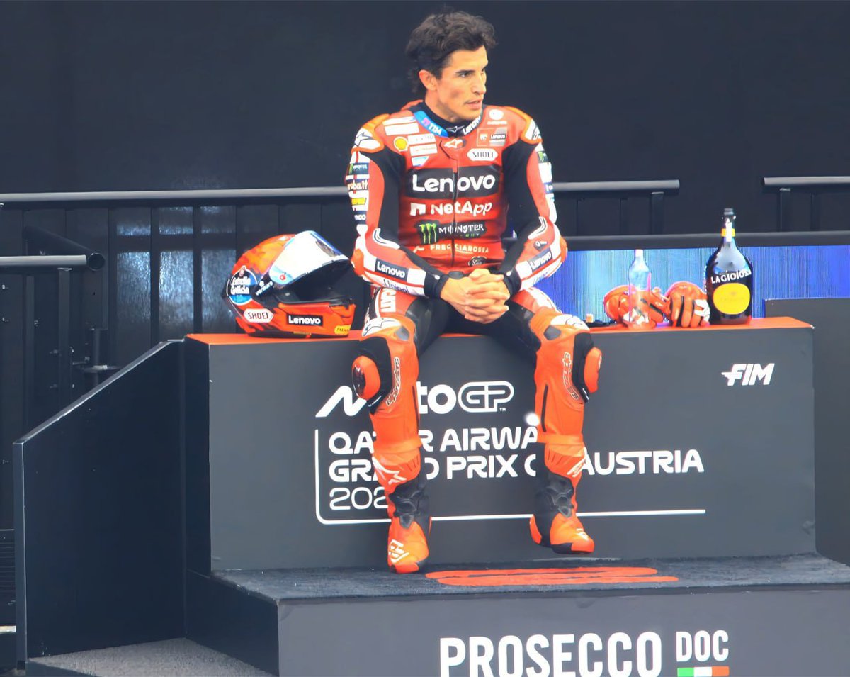 FranckyHawk29's tweet photo. 🚨 SPRINT | Marc Marquez 

Conosco quello sguardo.
Oggi Marc era incazzatissimo, questo è uno dei rari momenti in cui viene beccato nel suo reale stato d'animo.
La mia amica Susi ha preso uno scatto magistrale.

Marc è incazzato.
Incazzato per oggi non ha potuto fare di più.
Incazzato perché Martin gli ha reso pan per focaccia, buttandolo fuori come lui aveva fatto al giro iniziale.

Ho già visto quello sguardo in griglia di partenza, qualche anno fa.
Domani devi solamente stare tranquillo e prenderti il podio.
#MotoGP 

📸 @swimwan