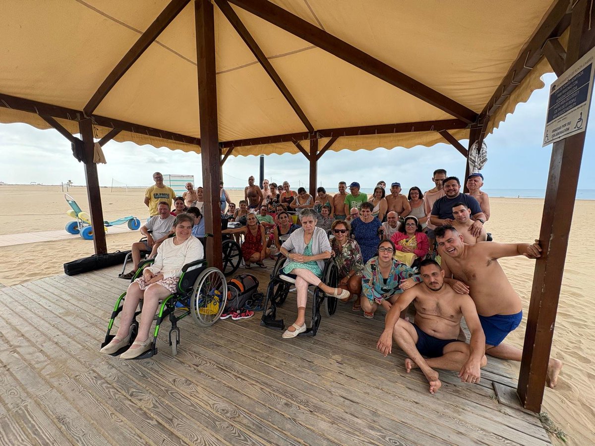 casa_asis's tweet photo. Vacaciones de verano 2026.
Una año más, gracias a la generosidad de la Asociación de Amigos de los Hermanos Franciscanos de Cruz Blanca, nuestros usuarios de las Residencias y Centro de día están pudiendo disfrutar de una magníficas vacaciones en Punta Umbría https://t.co/u7bTRHKO3r