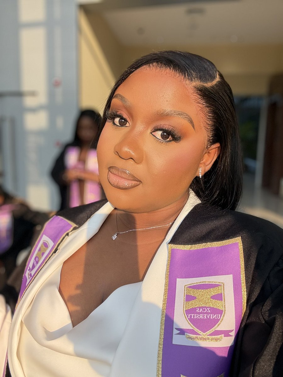 YYambeni's tweet photo. Graduardooo🎓💄 #LLB https://t.co/fsiEqyjWZB