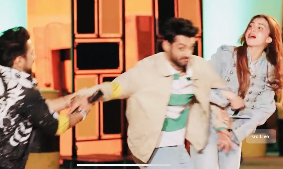 nabzwanderer's tweet photo. Chikni Chameli lagoge🤣 Hanaaaa🤏
Cuties🤏
#FarrhanaBhatt #KKK15 https://t.co/TgM290Sc3h