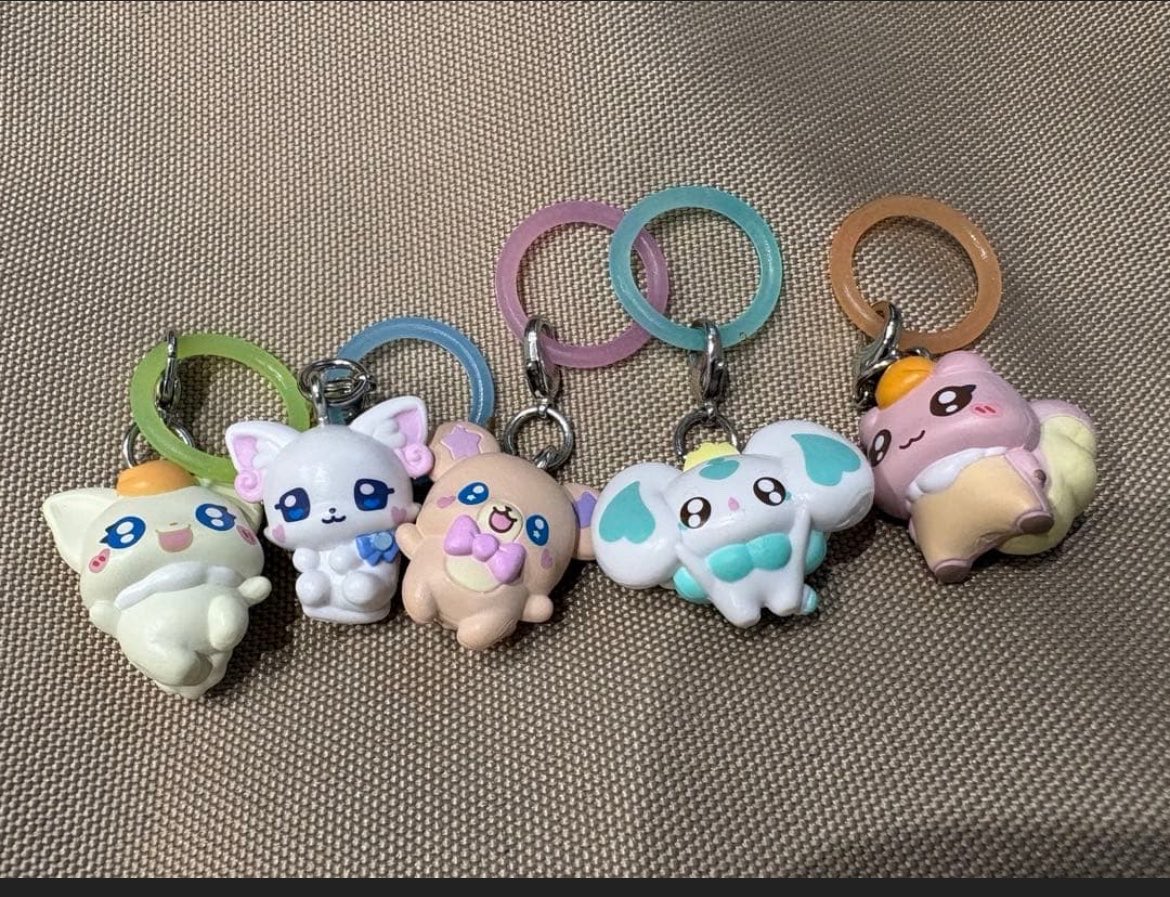 OoKami_TK's tweet photo. メルカリでぷちきゅあめじるしアクセサリーの偽物売ってる人がいた…怖い…説明よく呼んだらフィギュアに穴開けて自作しましただって。騙されちゃダメだよ😭
←該当商品   本物のぷちきゅあめじるし→ https://t.co/lCVzmlv8Wt