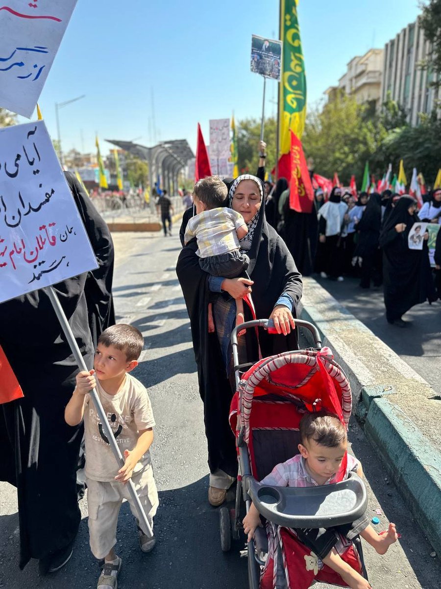 AmirAligh110135's tweet photo. امروز همه آمده بودیم 
همه دست در دست هم، برای ایران 
تا بار دیگر قدرت اتحاد را زیر پرچم سه رنگ ایرانمان به دنیا مخابره کنیم
#رزمایش_313هزار_جانفدای_ایران https://t.co/K8NwkYxupl