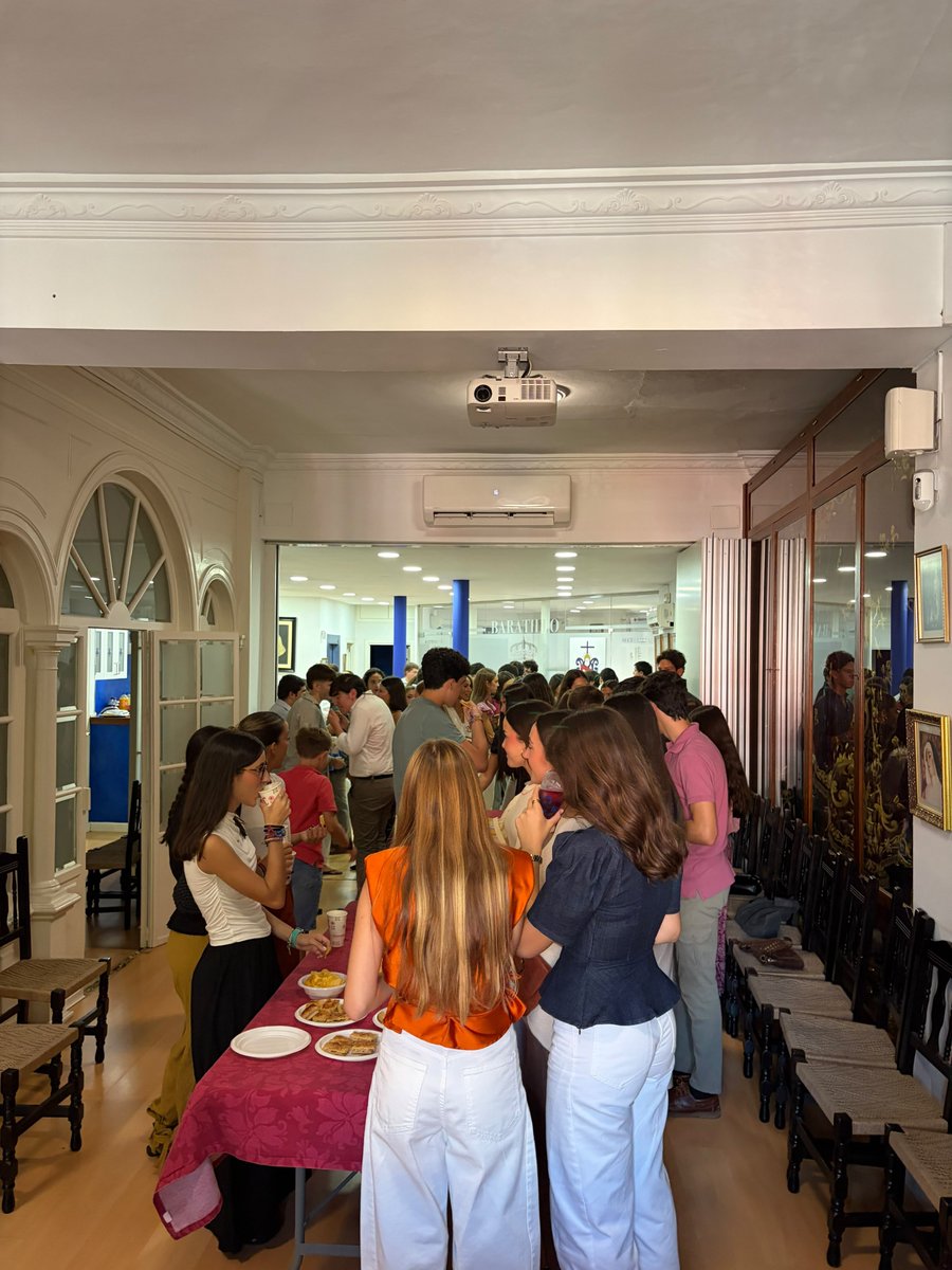 HdadBaratillo's tweet photo. 🔵 ACTUALIDAD I La Juventud del Baratillo 

En la jornada de hoy hemos tenido la primera toma de contacto de nuestro grupo joven, en la que nuestra diputada de juventud ha compartido todos los actos y proyectos previstos para este curso.

Agradecemos la numerosa participación de nuestros hermanos más jovenes, presencia que reafirma la devoción hacia nuestros Sagrados Titulares.

#AzulBaratillo