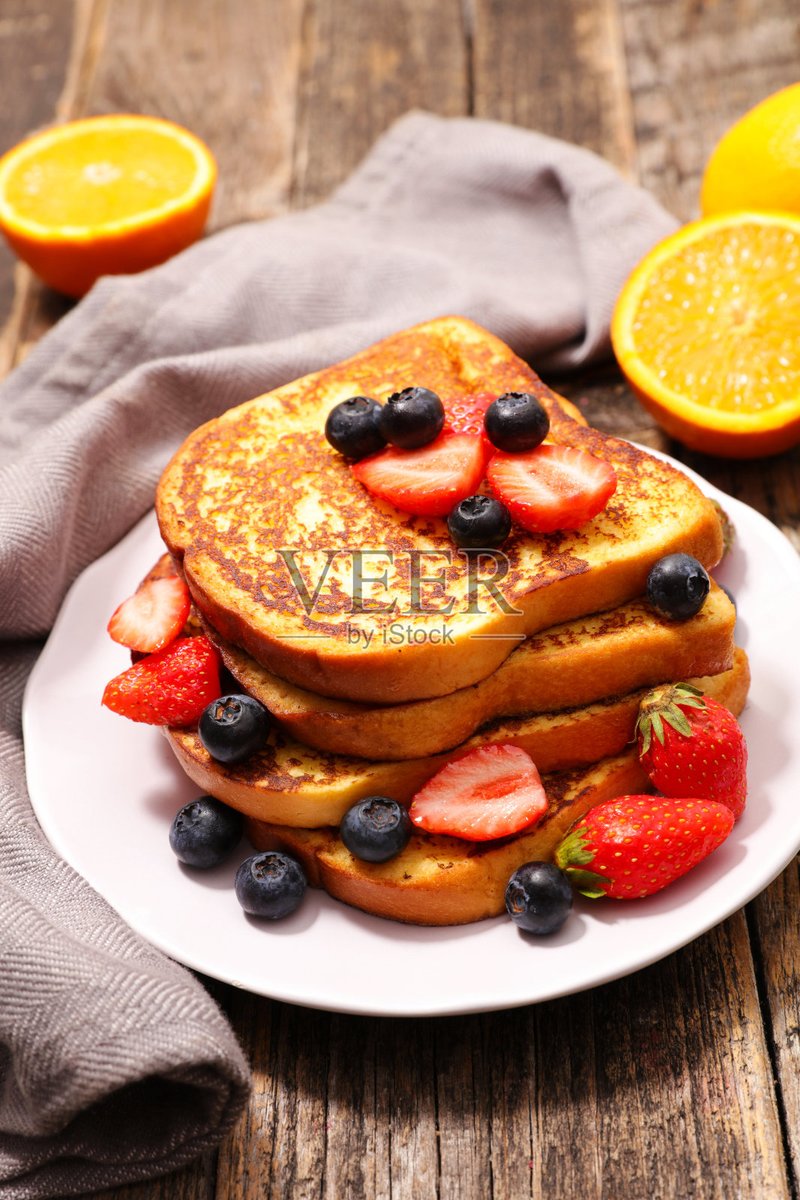 violc928928's tweet photo. Just whipped up fluffy honey butter toast with fresh berries and a sprinkle of sea salt—5-minute cozy snack perfection! https://t.co/2lgznVsel0