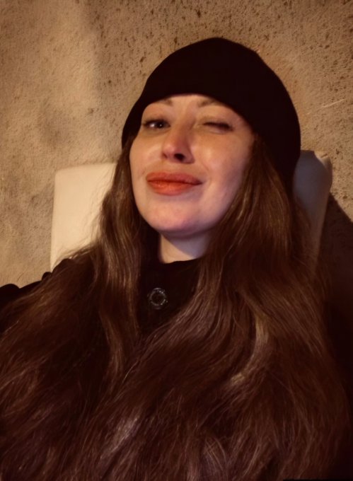 SimplyonWorld's tweet photo. Olha, Soldatin und Köchin bei der „Asov“-Einheit, überlebte Azovstal, elf Monate russische Gefangenschaft und sechs Operationen.

Hier ihre Erlebnisse: 

Durch die Wände hörte sie, wie ihre Kameraden gefoltert wurden.  Und sie schwieg – denn sie wusste: Wenn sie schreien würde, würde es nur noch schlimmer werden.    

In der Zelle neben ihr befand sich eine 21-jährige ukrainische Soldatin, die im zweiten Monat schwanger war.  

Als die Wachen davon erfuhren, schlugen sie sie.  
Sie erlitt eine Fehlgeburt.  

Im Stockwerk darüber folterten russische Verhörbeamte ukrainische Gefangene. Die Musik wurde ausgeschaltet, damit die Frauen unten alles hören konnten.  

Olha hörte, wie sie geschlagen und vergewaltigt wurden.  

Sie saß einfach nur schweigend da.  

Wegen einer Schwiele an ihrem Finger nannten sie sie eine „verdammte Scharfschützin“.  

Sie war Köchin. Die Schwiele war vom Halten einer Schöpfkelle entstanden.  

Dann zwangen sie sie, in zerrissenen medizinischen Handschuhen Abwasserrohre zu reinigen.   

Eine Infektion hätte ihr Auge beinahe zerstört.  

Ihr Gesicht schwoll an. 

Sie hatte hohes Fieber und unerträgliche Schmerzen. 

Die Ärzte gaben ihr Schmerzmittel.  

Es kam kein Augenarzt.  

Sie verbrachte achteinhalb Monate in einem Krankenhaus im besetzten Donezk. 

„Ich wurde nicht behandelt. Aber wenigstens hatte ich ein Bett.“  

Sie verlor das Augenlicht auf einem Auge. 

Auch das Sehvermögen des anderen Auges verschlechterte sich.  

Am 9. April 2023 wurde sie ausgetauscht.  

Zuvor musste sie eine Erklärung unterschreiben, in der sie auf eine Behandlung verzichtete, die sie ohnehin kaum erhielt.   

Später unterzog sie sich sechs Operationen, darunter zwei in Österreich.  

Sie sagt:  "Wenn ich höre: ‚Ich bin nicht für den Krieg geboren‘, sage ich: ‚Ich wurde geboren, während meine Mutter mir einen Helm aufsetzte."  

Sie überlebte die russische Gefangenschaft.  

Jetzt versucht sie zu leben.

Und hoffentlich werden die Bastarde bestraft - meine Meinung.

@CrimeanVoyager
