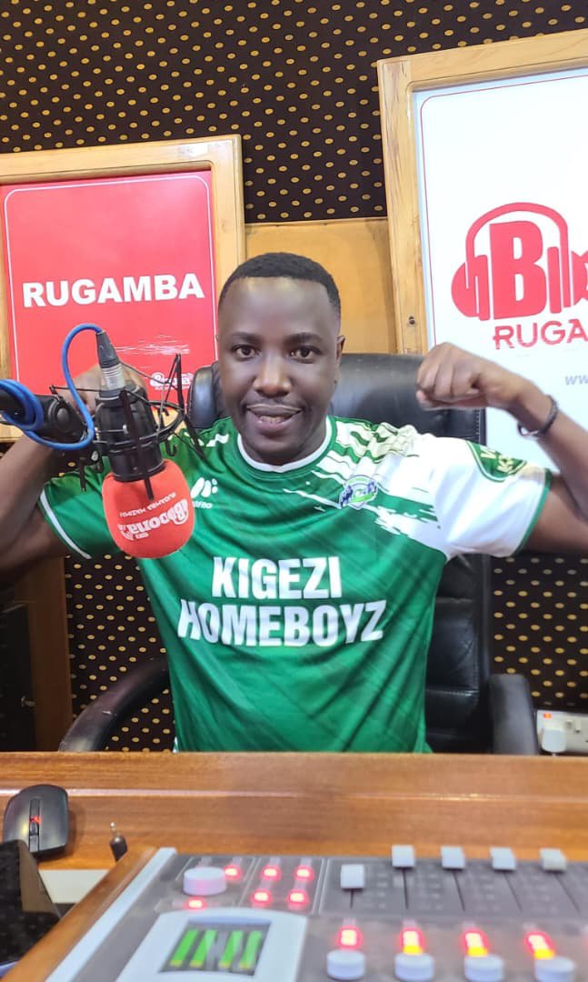 HomeBoyzFC's tweet photo. Sports journalist Timothy Tuhumwiire -  @TimoSports8 rocking the Kigezi HomeBoyz Football Club jersey live in the studio. 📻 https://t.co/ERybbsL5Uy