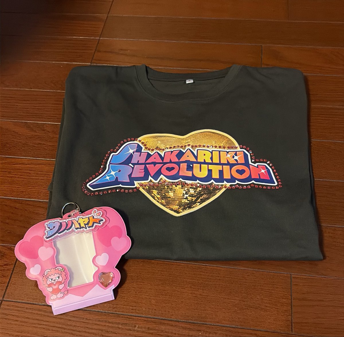 euzch's tweet photo. Tシャツもトレカケースもめちゃくちゃ可愛い🩷
今回Tシャツ黒にしたけどいい感じに着れそう✨
タオル買えなかったのが残念😅 https://t.co/2tWf3fAoKI
