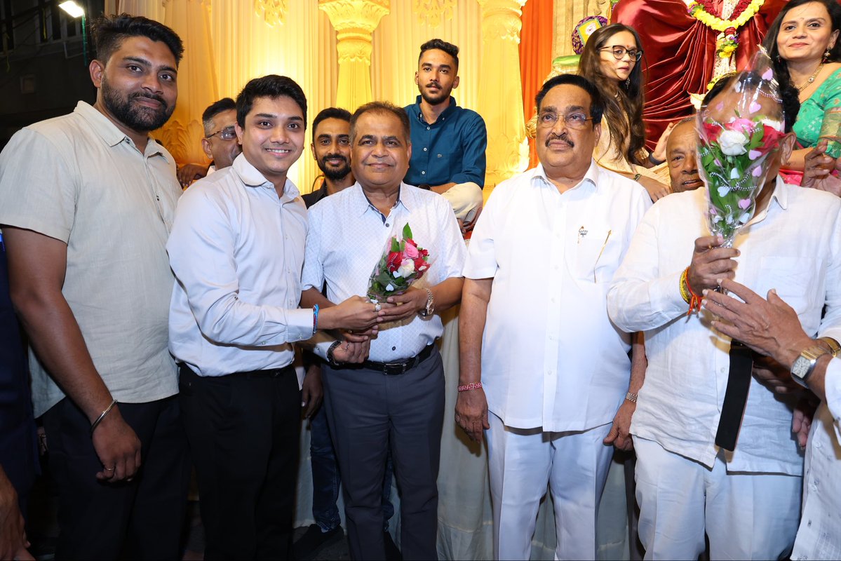 PareshPatelbjp1's tweet photo. સુરતની આસ્થા, ભક્તિ અને પરંપરાના પ્રતીક એવા મહિધરપુરા-દાલિયા શેરી ખાતે બિરાજમાન “સુરતના રાજા” શ્રી ગણેશજીના પાવન દર્શન માનનીય કેન્દ્રીય જળશક્તિ મંત્રી શ્રી સી આર પાટીલ સાહેબની વિશેષ ઉપસ્થિતિ વચ્ચે ઉપસ્થિત રહી કર્યા, સૌની સુખાકારી માટે પ્રાર્થના કરી. https://t.co/QomZEgEdxh