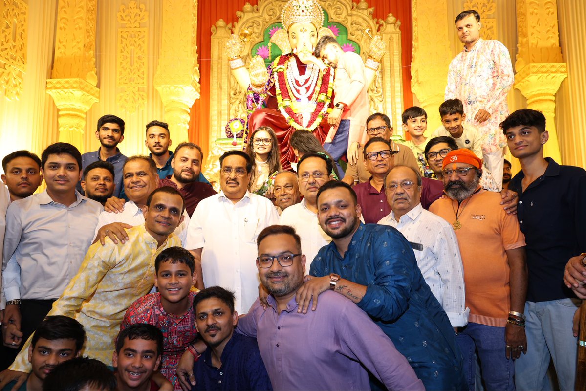 PareshPatelbjp1's tweet photo. ભારતીય પ્રવાસનને પ્રોત્સાહન આપતી વિશિષ્ટ થીમ સાથે આયોજિત આ ભવ્ય ઉત્સવ, આપણી સમૃદ્ધ સાંસ્કૃતિક વિરાસત અને લોકઆસ્થાનું સુંદર પ્રતિબિંબ છે.

વિઘ્નહર્તા સૌના જીવનમાં સુખ, શાંતિ અને સમૃદ્ધિ વરસાવે તેવી પ્રાર્થના. 🙏🏻 https://t.co/N6Xuj8EPtm