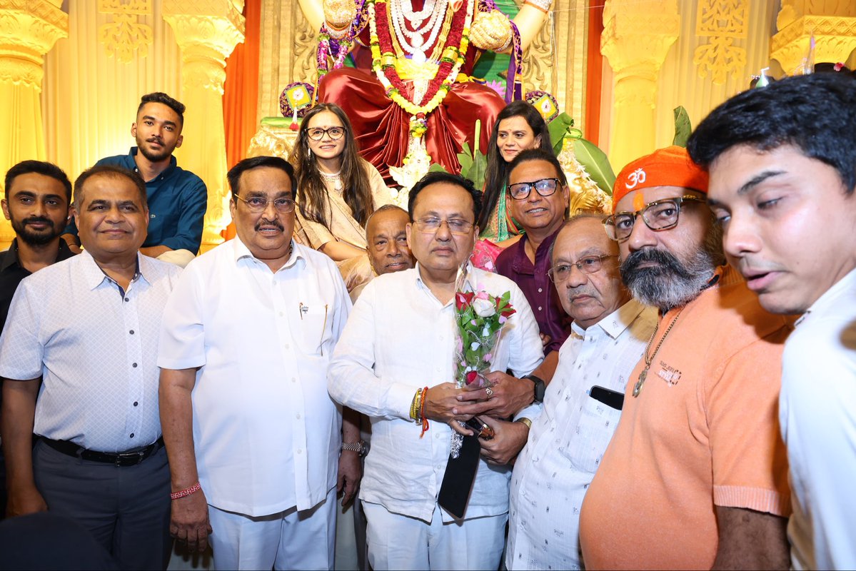 PareshPatelbjp1's tweet photo. ભારતીય પ્રવાસનને પ્રોત્સાહન આપતી વિશિષ્ટ થીમ સાથે આયોજિત આ ભવ્ય ઉત્સવ, આપણી સમૃદ્ધ સાંસ્કૃતિક વિરાસત અને લોકઆસ્થાનું સુંદર પ્રતિબિંબ છે.

વિઘ્નહર્તા સૌના જીવનમાં સુખ, શાંતિ અને સમૃદ્ધિ વરસાવે તેવી પ્રાર્થના. 🙏🏻 https://t.co/N6Xuj8EPtm