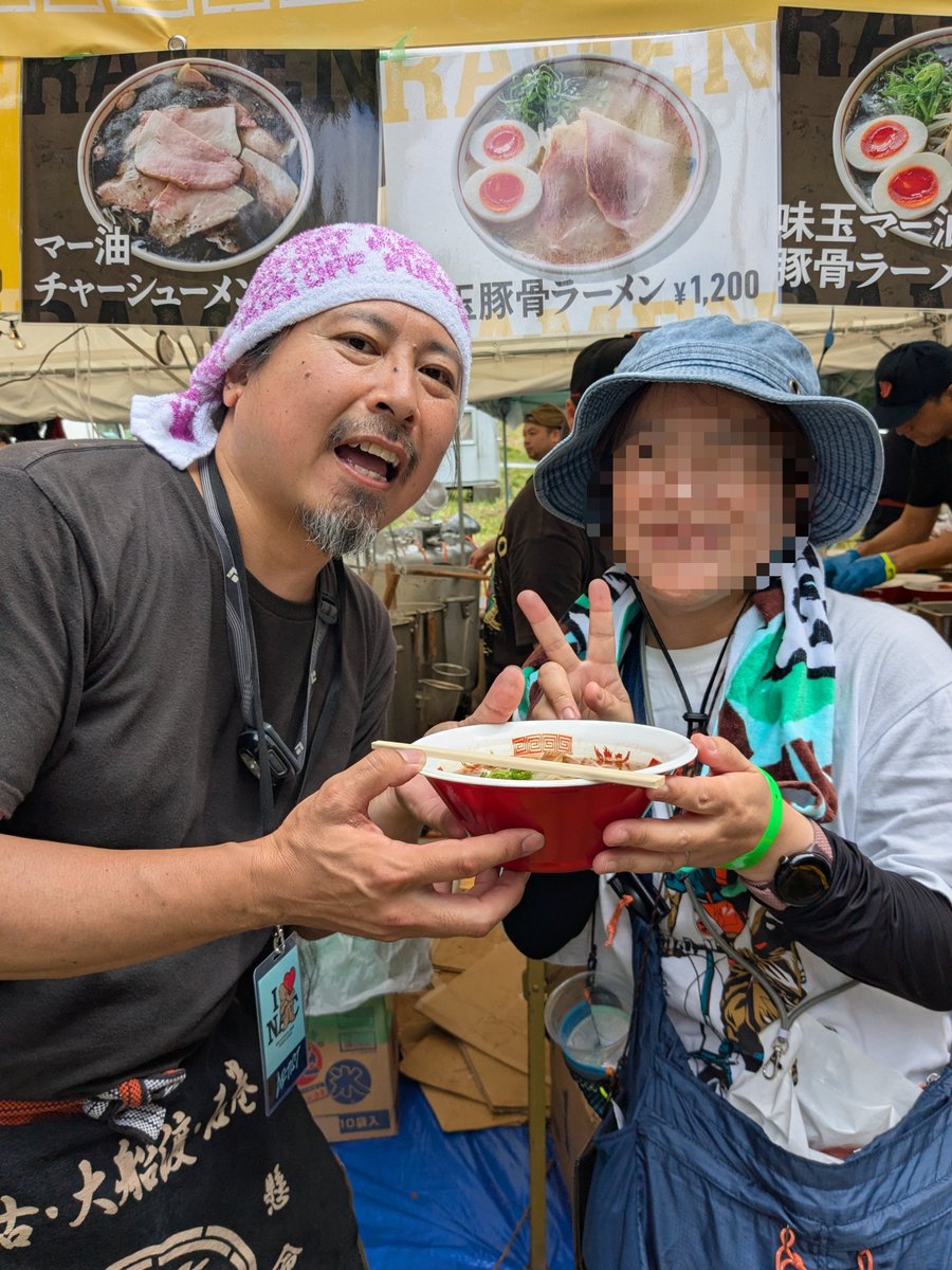 chiepmapma's tweet photo. 9/19初ニューアコ。
ロンちゃんとぱちり。
帰りバス待ちしてたら☔
凄いな…locofrank
#ニューアコ　#BRAHMAN　#ロンちゃん　#好き好きロンちゃん　#ロンジ　#ラーメン　#NewAcousticCamp2026 https://t.co/GobttzA1Xd