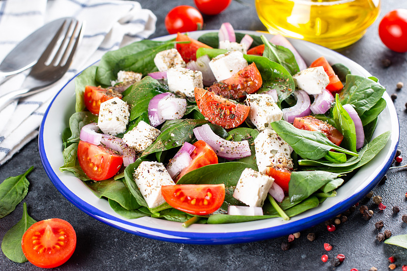 kikit450490's tweet photo. Just grabbed farm-fresh cherry tomatoes, crisp romaine, and creamy feta from the local market for tonight’s Greek salad—ready in 15 mins, no fancy ingredients needed! https://t.co/e3OkPSsEEv