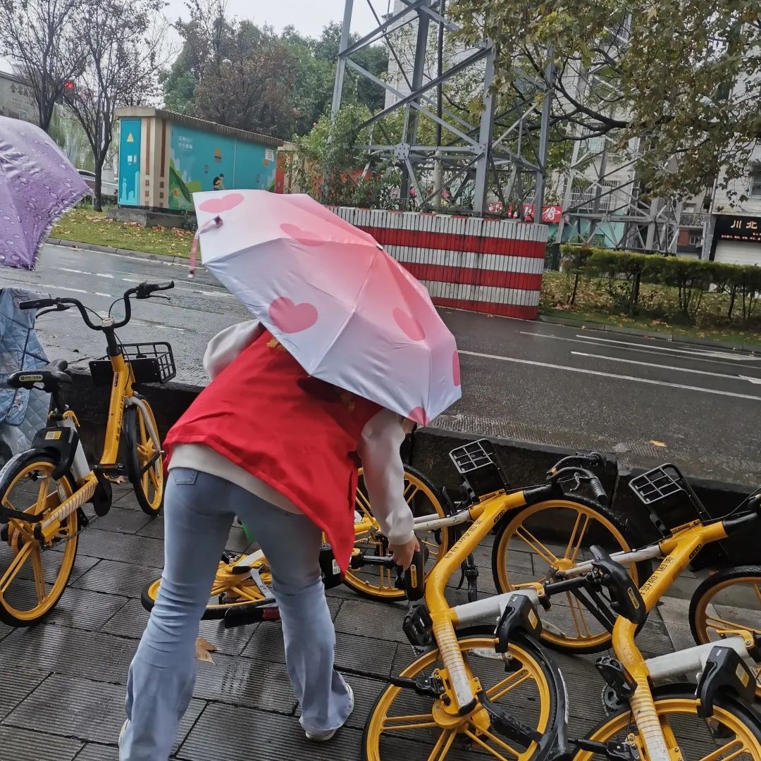 celey862705's tweet photo. When my bike chain broke on a rainy street, a stranger pulled over to help fix it for 20 mins. No questions asked, just a warm smile and kindness. Random acts of goodness make the day.， https://t.co/SPWqpnynrT