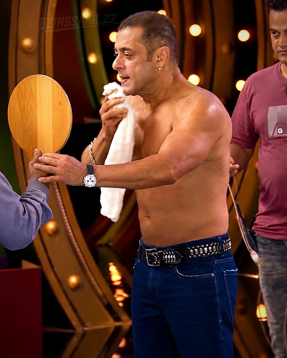 SK_Rcbian's tweet photo. The #SalmanKhan! 🔥🔥
This is the transformation his haters can only dream of at 60. OMG UNBELIEVABLE! 🥶 #weekendkavaar #biggboss20

@beingsalmankhan ❤️
#bodybuilding #biggboss #gym https://t.co/iU5M0jySmI