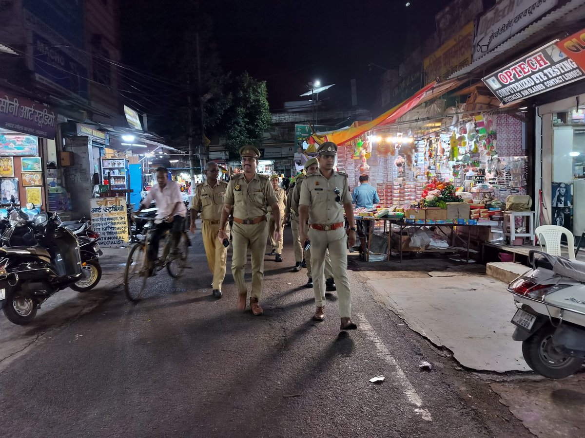 dcpcentrallko's tweet photo. #Lucknow_Police🚔

@LkoCp के निर्देशन में @dcpcentrallko के नेतृत्व में #सुरक्षा_व्यवस्था हेतु। थाना कैंट पुलिस टीम द्वारा #मॉल/#वाहन/#मार्केट/#मार्गों/#चौराहों/ पर #पैदल_गश्त/सघन चैकिंग कर रखी जा रही सतर्क दृष्टि।

@dgpup
@adgzonelucknow
@lkopolice https://t.co/PPp2qgHgl4