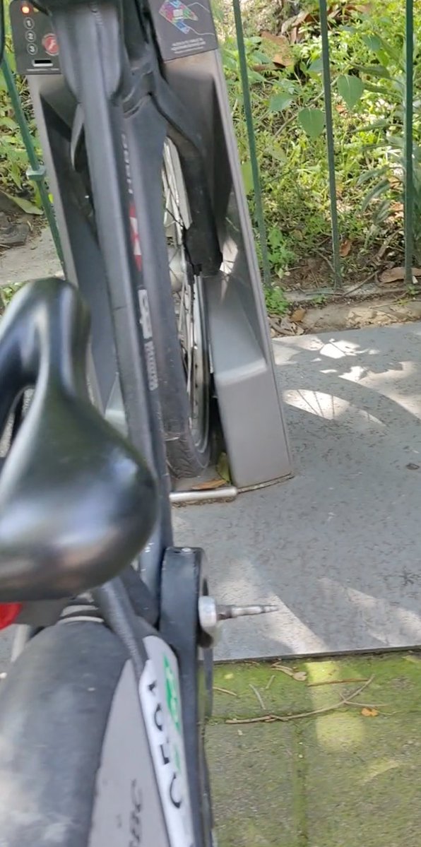 TerrorRestMX's tweet photo. Oye @ecobici NO MAMES con el estado en que tienes el servicio.

Llantas ponchadas y sin pedales, timbres sin servir, sin frenos etc.

Y todavía les volvieron a dar la consecion. Que horror. https://t.co/m5v7GanuzC