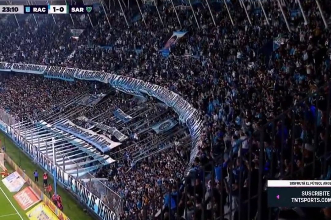 matisuarezd's tweet photo. "A Racing lo hace grande su gente" no es un verso, es la realidad. Un equipo que no responde, un futuro triste e incierto, pero el que siempre está es el hincha de Racing, como lo fue toda su historia. Lavense la boca antes de hablar del hincha de Racing, a años luz del resto. https://t.co/q8GJ3zacVs