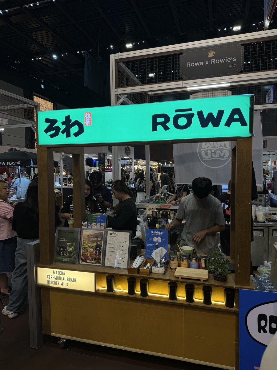 berbbooclub's tweet photo. ⭐️ รีวิว #rowamatcha
— by #rowiescoffee ( #fforce_ )
🍵 ROWA NUA ( Matcha Cold Whisk Soft Biscoff Cloud ) : แก้วนี้นัวสมชื่อมั่กๆๆ ความ matcha + biscoff + ครีม soft cloud คือเข้ากันนัวสุดๆ cold whisk จะเป็นการตี matcha ผสมกับนมโดยตรงเลย แนะนำสำหรับคนที่ไม่ค่อยถนัด matcha ลองเมนูนี้ได้เลย ทานง่าย เด่กอ้วงเริ้บๆเพราะแอบติดหวานนิดหน่อย ไม่แน่ใจว่าลดได้มุ้ย แต่จะเลือก matcha ไม่ได้นะคับ เค้าชูสมาให้แน้วว่าอันนี้เริ่ด !
🍵 Wazuka Okumidori ( Clear ) : พี่พนักงานป้ายยามาว่าอันนี้เริ่ดที่สุดก็เลยเอามาอีกหนึ่งแก้ว อันนี้ก็อร่อยเริ่ด นี่สั่งแบบไม่หวาน คือรสกำลังดีเลยอะ สาย matcha ตัวจริงมาลองกันได้คับเมนูนี้ !
ร้านออกบูธที่ iconsiam ชั้น 7 ถึงพรุ่งนี้วันสุดท้ายแน้ว เข้าประตูฮอลฝั่งซ้ายจะอยู่ล็อคตรงกับประตูเลย เดินตรงเข้าไปได้เยย ซื้อครบ 100 บาท/บิล ได้จุ่มการ์ดแมววีน 1 ใบด้วยน้า 🐈⬛🐾
( ตอนไปวันนี้เจอมักเกิ้ลมาซื้อด้วย เค้าบอกเดินวนดูรอบงานแล้ว มาจบที่ตัดสินใจซื้อร้านนี้ ดีใจแทนคุณ ceo เยย ขอให้ขายดีกิจการปังๆนะคับ 🥹⭐️ )