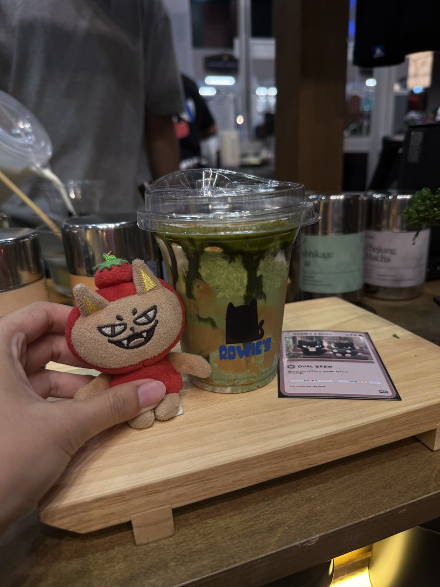 berbbooclub's tweet photo. ⭐️ รีวิว #rowamatcha
— by #rowiescoffee ( #fforce_ )
🍵 ROWA NUA ( Matcha Cold Whisk Soft Biscoff Cloud ) : แก้วนี้นัวสมชื่อมั่กๆๆ ความ matcha + biscoff + ครีม soft cloud คือเข้ากันนัวสุดๆ cold whisk จะเป็นการตี matcha ผสมกับนมโดยตรงเลย แนะนำสำหรับคนที่ไม่ค่อยถนัด matcha ลองเมนูนี้ได้เลย ทานง่าย เด่กอ้วงเริ้บๆเพราะแอบติดหวานนิดหน่อย ไม่แน่ใจว่าลดได้มุ้ย แต่จะเลือก matcha ไม่ได้นะคับ เค้าชูสมาให้แน้วว่าอันนี้เริ่ด !
🍵 Wazuka Okumidori ( Clear ) : พี่พนักงานป้ายยามาว่าอันนี้เริ่ดที่สุดก็เลยเอามาอีกหนึ่งแก้ว อันนี้ก็อร่อยเริ่ด นี่สั่งแบบไม่หวาน คือรสกำลังดีเลยอะ สาย matcha ตัวจริงมาลองกันได้คับเมนูนี้ !
ร้านออกบูธที่ iconsiam ชั้น 7 ถึงพรุ่งนี้วันสุดท้ายแน้ว เข้าประตูฮอลฝั่งซ้ายจะอยู่ล็อคตรงกับประตูเลย เดินตรงเข้าไปได้เยย ซื้อครบ 100 บาท/บิล ได้จุ่มการ์ดแมววีน 1 ใบด้วยน้า 🐈⬛🐾
( ตอนไปวันนี้เจอมักเกิ้ลมาซื้อด้วย เค้าบอกเดินวนดูรอบงานแล้ว มาจบที่ตัดสินใจซื้อร้านนี้ ดีใจแทนคุณ ceo เยย ขอให้ขายดีกิจการปังๆนะคับ 🥹⭐️ )
