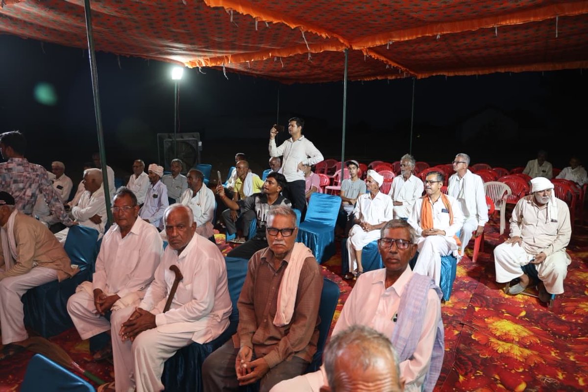 SatlokChannel's tweet photo. नेशल, राजगढ़, चूरू (राजस्थान) में संत रामपाल जी ने दिया 250 क्विंटल सूखा चारा https://t.co/LFCr9CNVdl