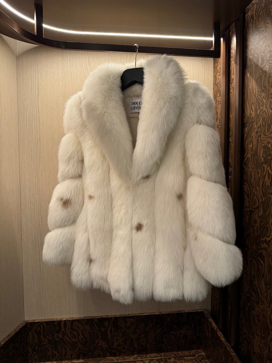 pelzchen_'s tweet photo. Cold without my furs... ❄️ Who wants to be the lucky man to put this exact coat on me? 🦊🤍

#fur  #furcoat  #foxfur  #furlover  #luxuryfur  #mobwife 
#furjacket #softness  #furfashion  #glamour  #luxurylife https://t.co/DesovslMPq