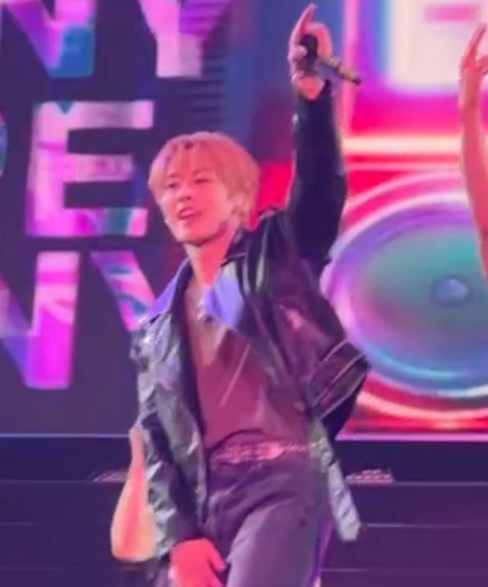 linosttar's tweet photo. como van a decir que lee know no disfruto del show si literalmente cuando decía "hip hip" y nosotras "hooray" ÉL NOS SONREÍA CON TANTO AMOR https://t.co/CReRmGP65w
