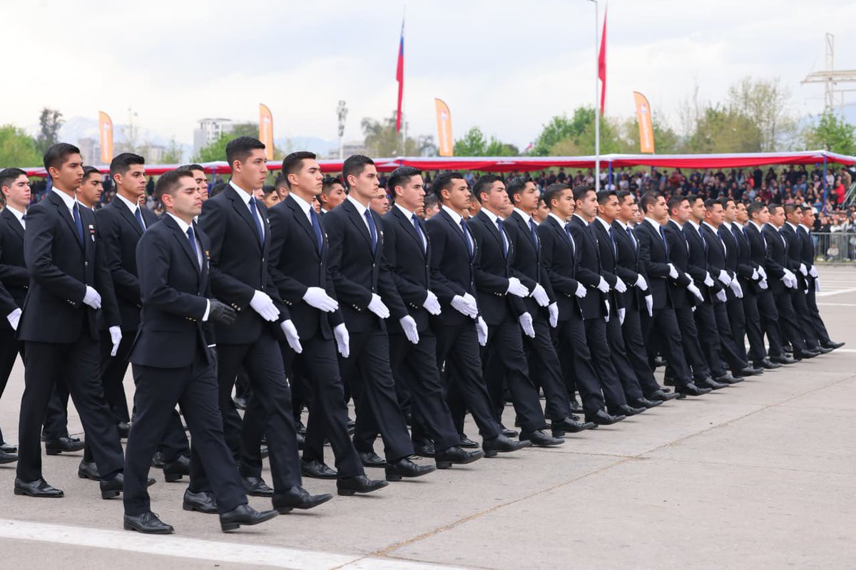 PDI_CHILE's tweet photo. Con orgullo, la PDI fue parte de la Gran Parada Militar 2026. La Escuela de Investigaciones Policiales “Presidente Arturo Alessandri Palma” participó por cuarta vez en esta tradicional ceremonia, en el marco del Día de las Glorias del Ejército.
En la Elipse del Parque O’Higgins, el contingente institucional rindió honores junto a las Fuerzas Armadas y de Orden, en una jornada que reunió a las máximas autoridades del país.
La ceremonia contó con la presencia del Presidente de la República, José Antonio Kast, el Director General de la PDI, Eduardo Cerna Lozano, y el Alto Mando institucional.