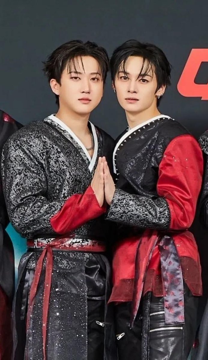 svnggwanz's tweet photo. my fav genre of skz group pictures is when minbin are standing next to each other because trust in them that they're in some kind of homoerotic pose https://t.co/TN1WyP6gXT