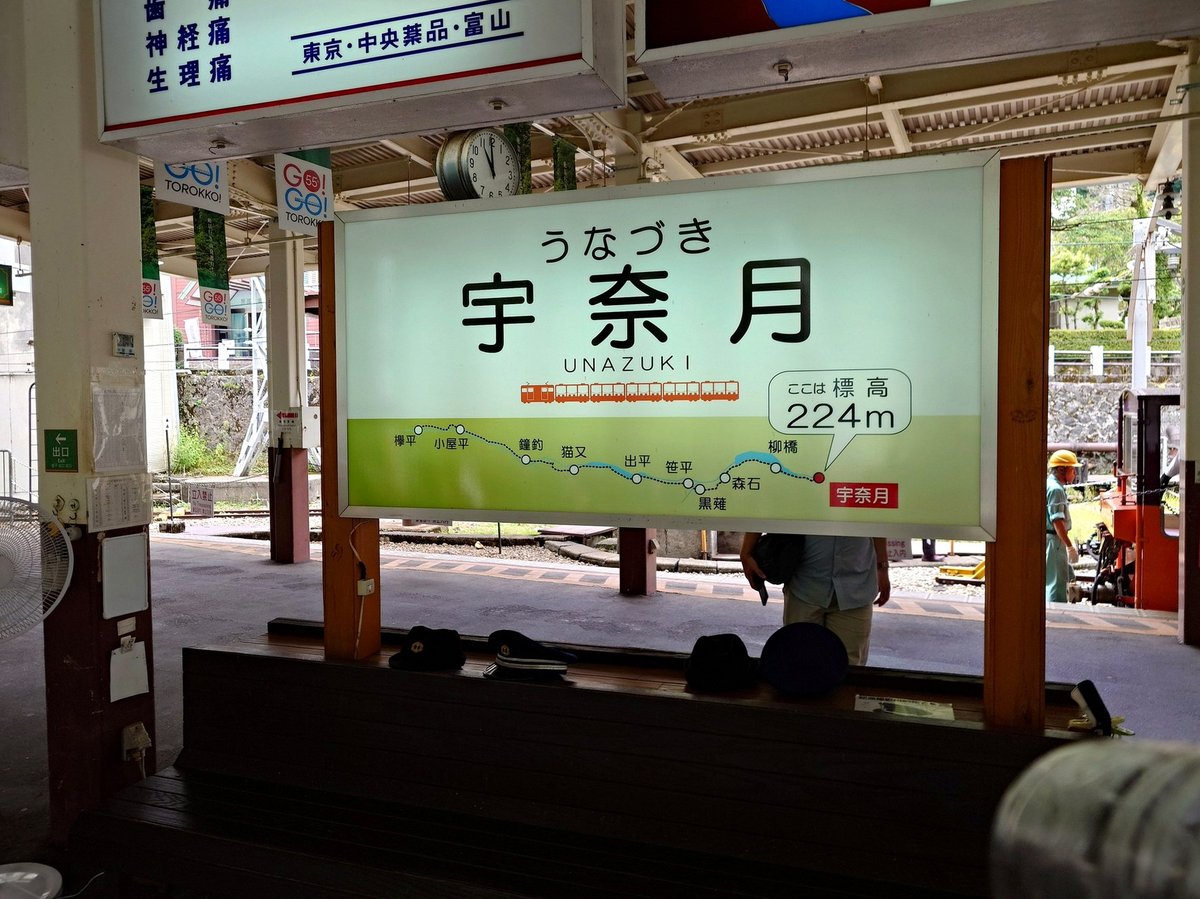 sfowlow's tweet photo. お早う御座いまーす！９月１６日
雨、雨の水曜日ですー６時５分厚い雲に覆われた空からは冷たい雨がシトシトー今日のゴミ出しは、段ボール📦️などなど、ビニール傘を片手によっこらしょ！行き交う人もこの時間だとまばら、車だけがちよっとだけ水飛沫をあげながら横を通り過ぎていくーさてと https://t.co/F5VgHd15xL