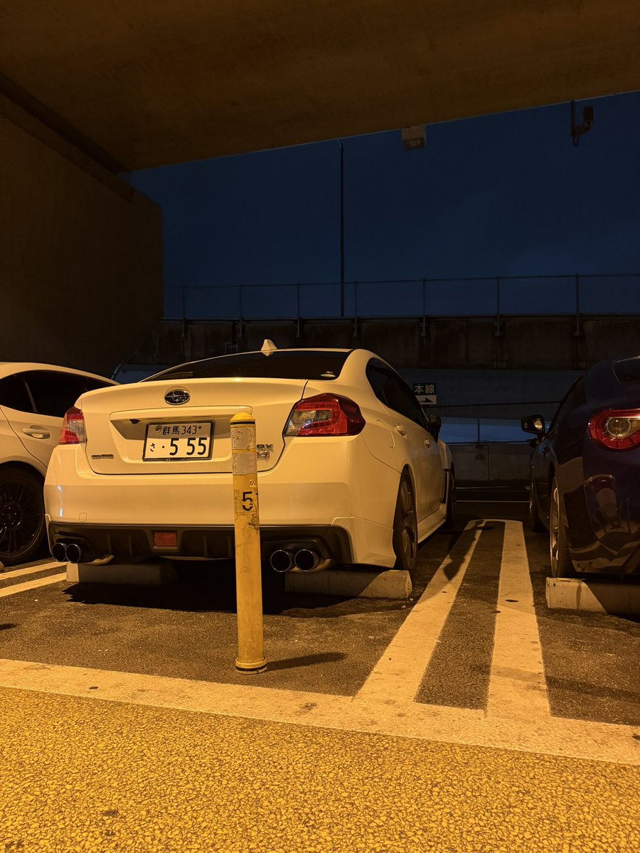 Ryuu0226VAG's tweet photo. 急遽予定変更で新倉パーキングに来た!
隣にVABが止まってて肩身が狭い💦
フォロワーさんだったりしないよね?
#VAB #VAG #WRX https://t.co/2Kv80wuwx5