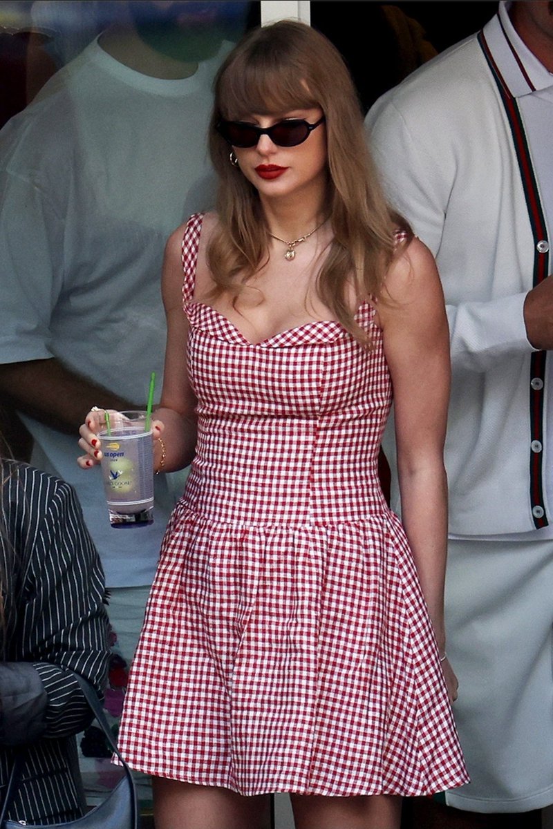 killingtime04's tweet photo. The fact Copylivia even copied that dress from Taylor and wore it at a similar event 💀.
We don't call her Yolanda Saldívar for nothing. It's legit creepy at this point https://t.co/69vD86RidY