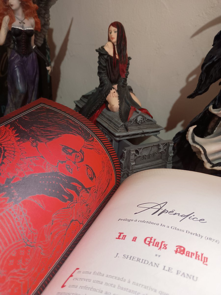 frankenstenia's tweet photo. só queria mostrar a obra de arte que é essa edição de carmilla https://t.co/eiFZfeG1Rq