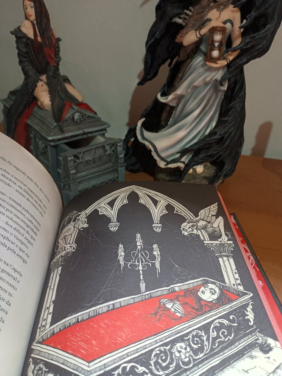 frankenstenia's tweet photo. só queria mostrar a obra de arte que é essa edição de carmilla https://t.co/eiFZfeG1Rq