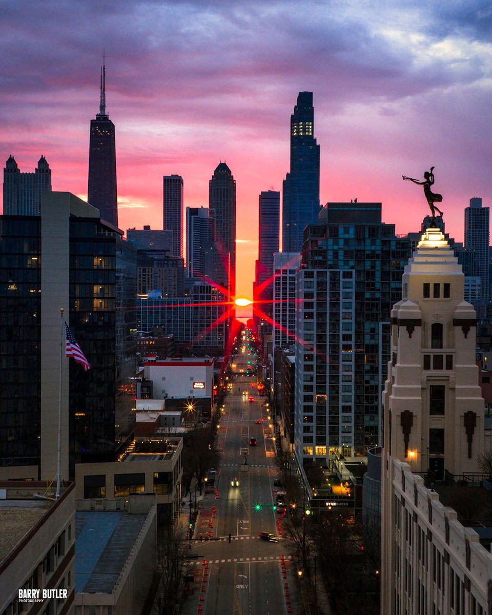 barrybutler9's tweet photo. We are now entering the Autumnal Equinox time.  In this town, it's known as Chicagohenge.  #chicago https://t.co/pzD3APHY5L