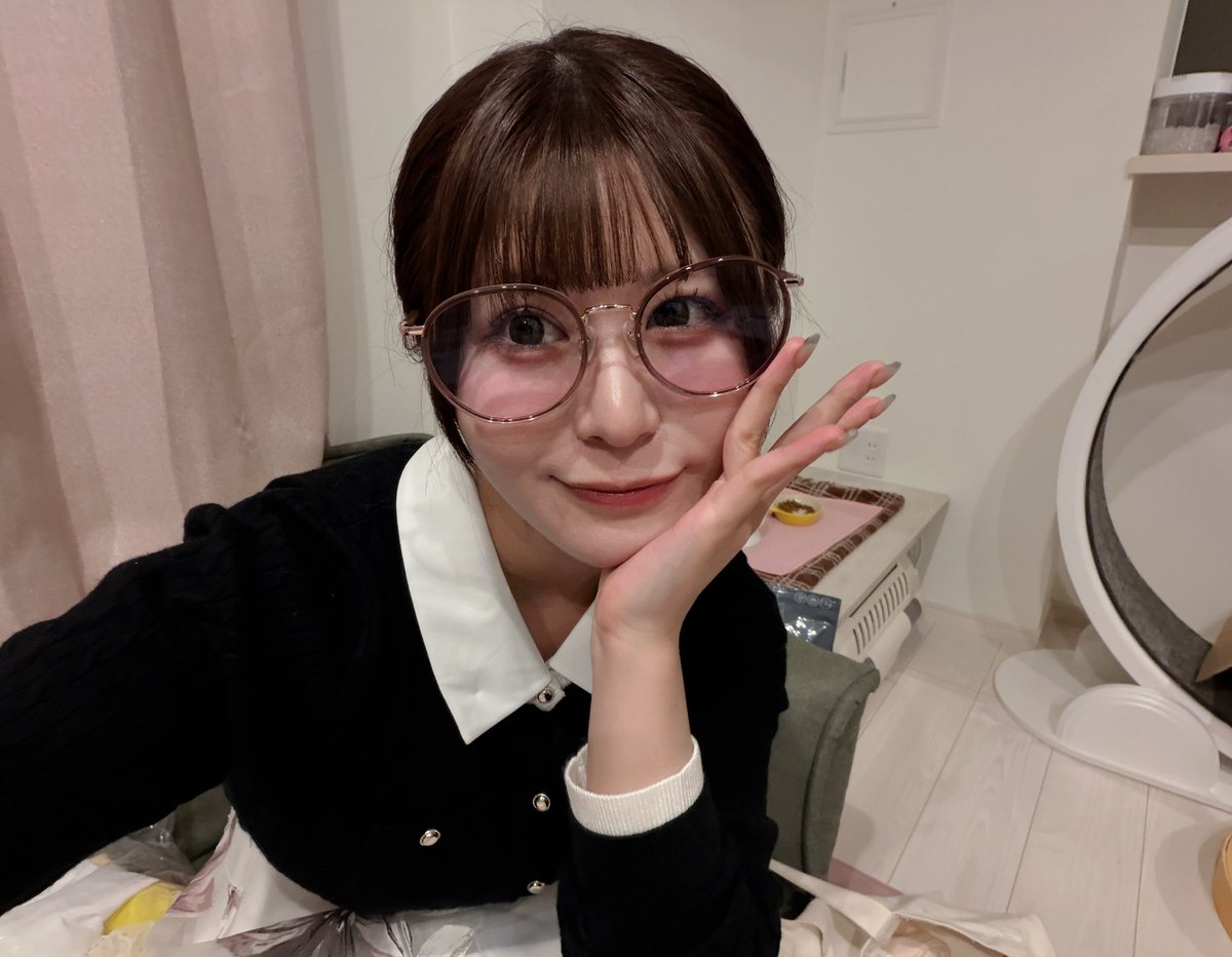 dolsee_hacci's tweet photo. メガネ女子ってどう？ https://t.co/sWZrW6XW9N