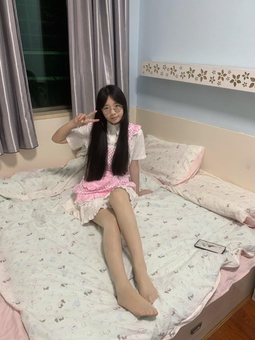 fressedlforreal's tweet photo. 好像你们还挺喜欢露脸的照片呢。实在不行我私下发你们吧，相册里面多的是。 #母女 https://t.co/IFifMpRgoj