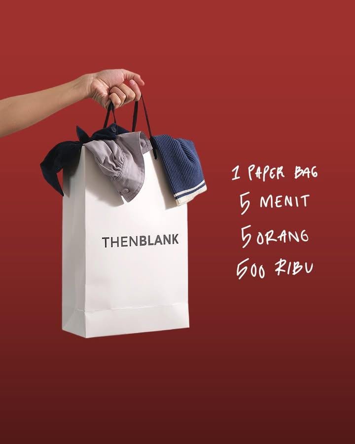 crushy153's tweet photo. In this Economy, ngisi paperbag 500rb sampe bentuknya bukan kayak paperbag lagi karena dimuat2in banyak sampe penuh tuh paperbag isi bisa lebih 10pcs. Ini thenblank lagi ada promo, yang bisa diambil ga cuma kemeja tapi ada juga celana sama kaos yg disediain. Worth it banget!😭😭 https://t.co/hg3kfD4KPW