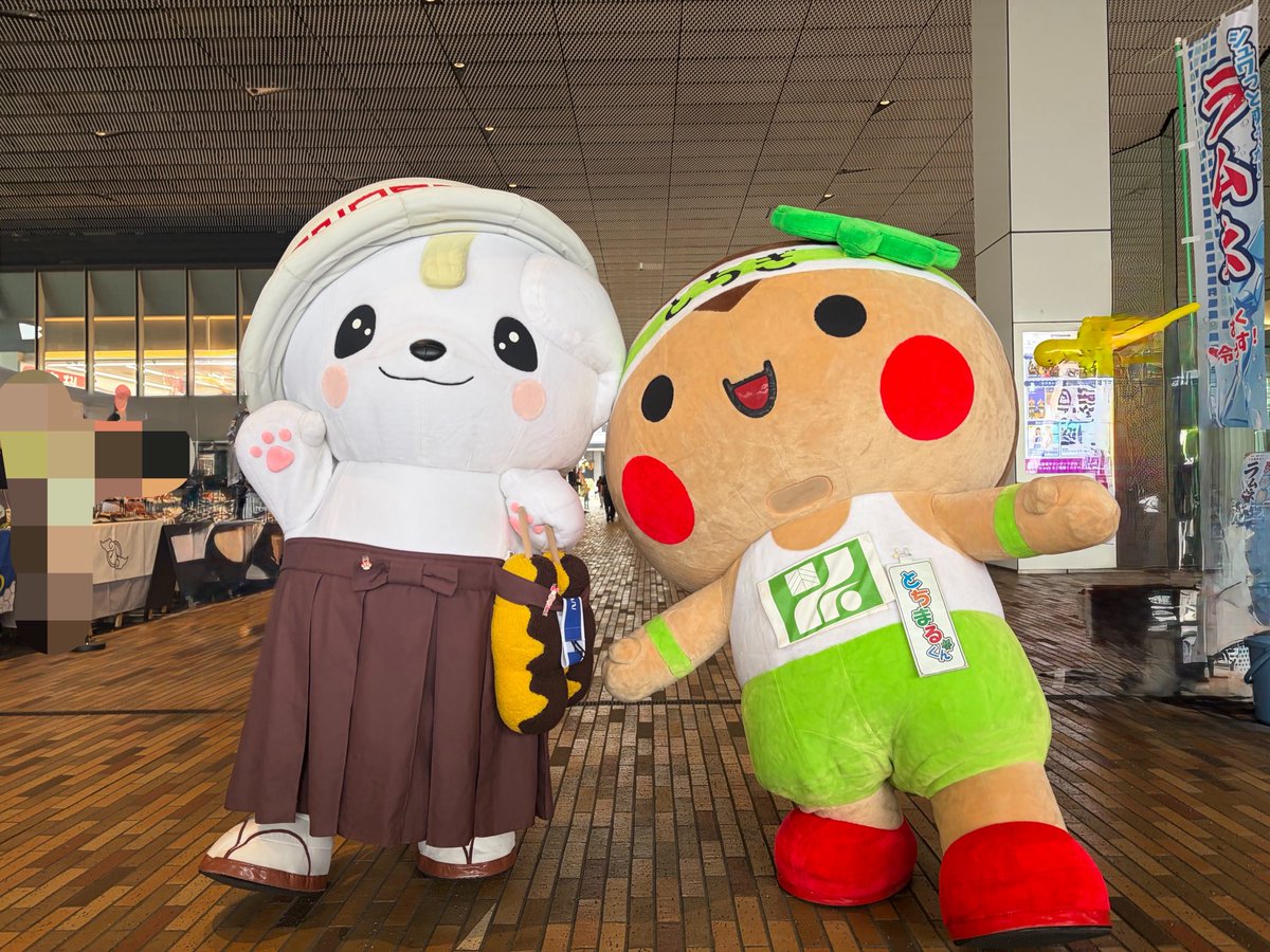 sanomaru225's tweet photo. きょーはとーきょーにいってきたよ！
とちまるくんともあそべてうれしかった(((o(*ﾟ▽ﾟ*)o)))♡

グーないと☆彡

#豊洲場外マルシェ https://t.co/qUmoRPUpkW