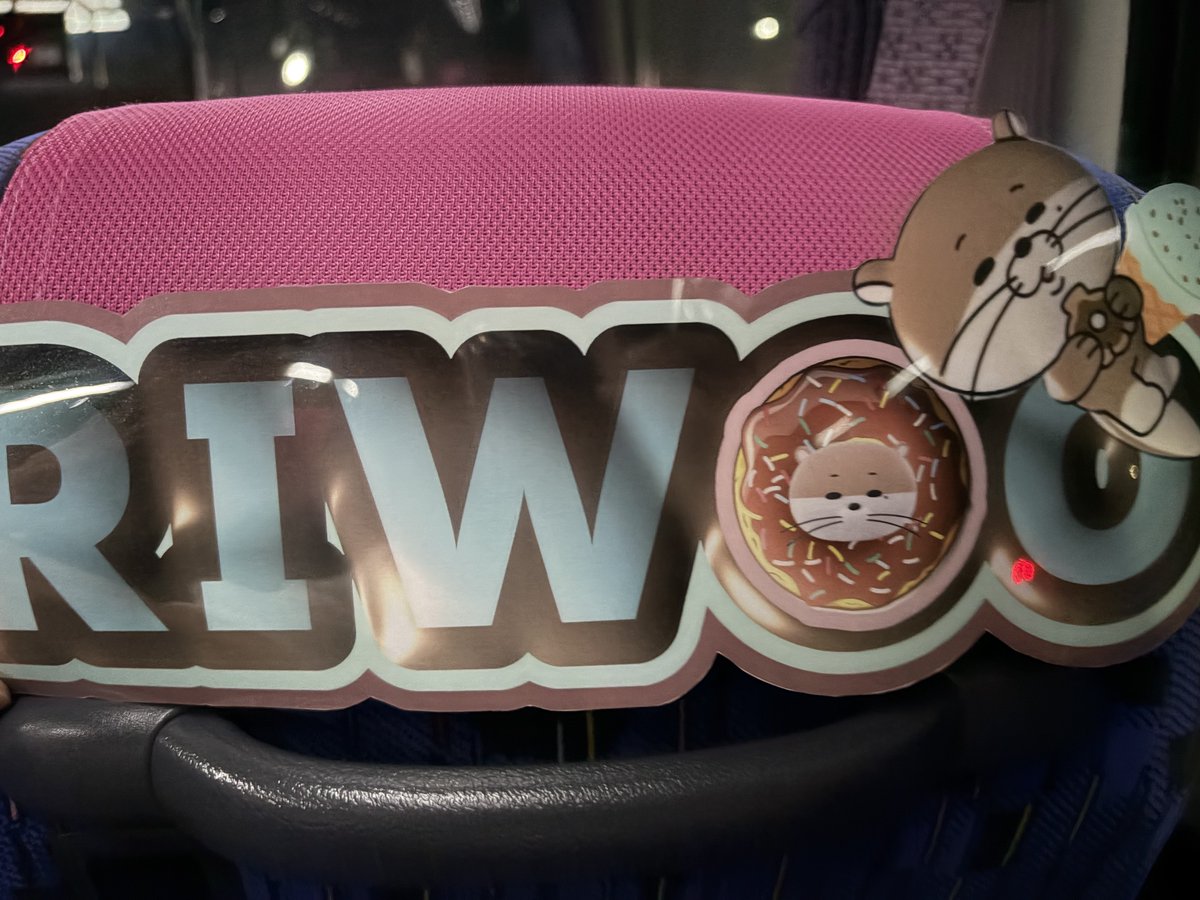 riwootan___'s tweet photo. 仙台駅へのシャトルバス乗り場でリウのボードを落とした方いませんか？スタッフさんが困ってたので代わりに預かってます🙇‍♀️見つからなければ明日落し物として届けます！ https://t.co/5gPe7Z7KOG