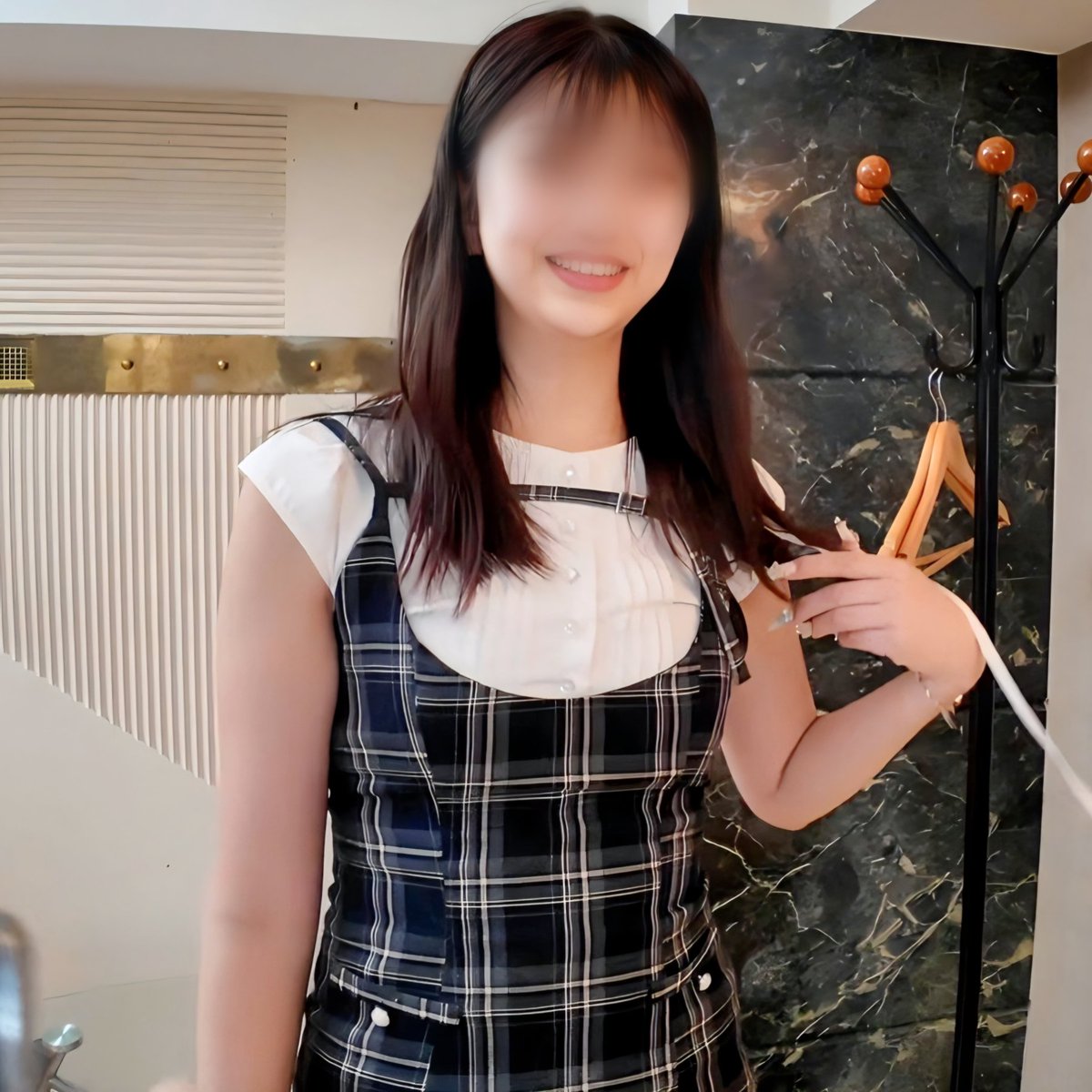 ura_aka_fuu's tweet photo. 「身長170cmの超絶スタイルで、普段はカフェ店員やってる美女がいる」って聞いたら、そら即予約ポチるのが我々の性分じゃないですか😇
ということで突撃してきたのが、今回の「みゅう」嬢（25歳・Dカップ）です！
部屋に入ってきた瞬間、チェックのジャンスカ着た清楚系美人が現れて、思わず https://t.co/R6QAnpcgMY