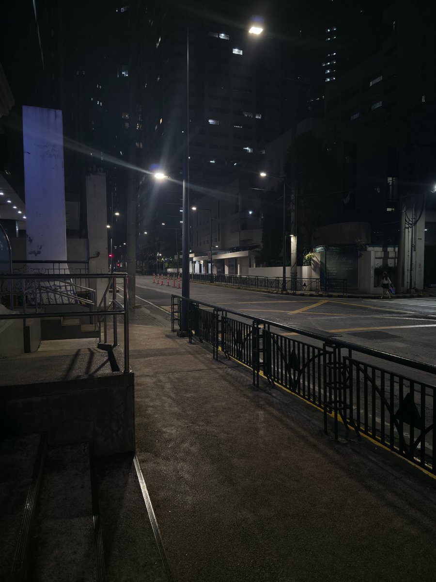 peonyevergarden's tweet photo. Naglalakad ako pqpuntang mall so tumabi muna para magregister hahahuhu https://t.co/YyBkjH2MbG