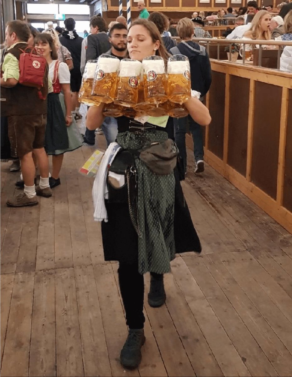 Reol_Daily's tweet photo. @ANDRZEJKARPINS7 Mocną łapę ma jak te kelnerki z Oktoberfest https://t.co/kCylE7aAXW