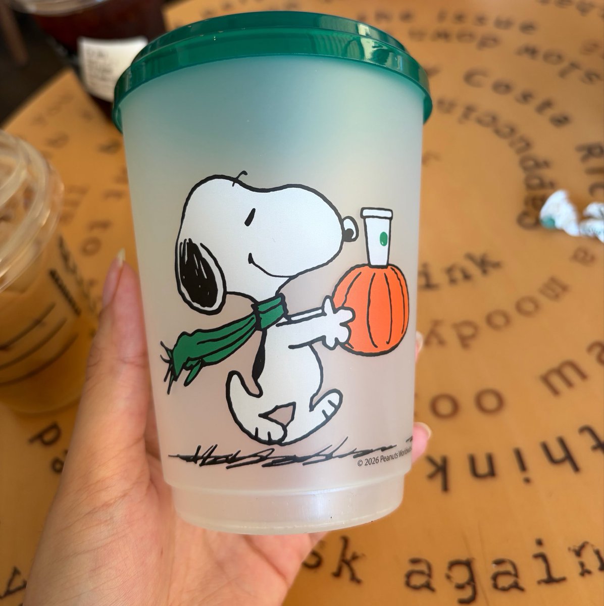 itzraikkonen's tweet photo. starbucks'ta pumpkin spice latte sezonu açılmış ve hediye bundan veriyorlar tipe bakın😭😭😭😭😭😭 https://t.co/ceoWp3Bx42